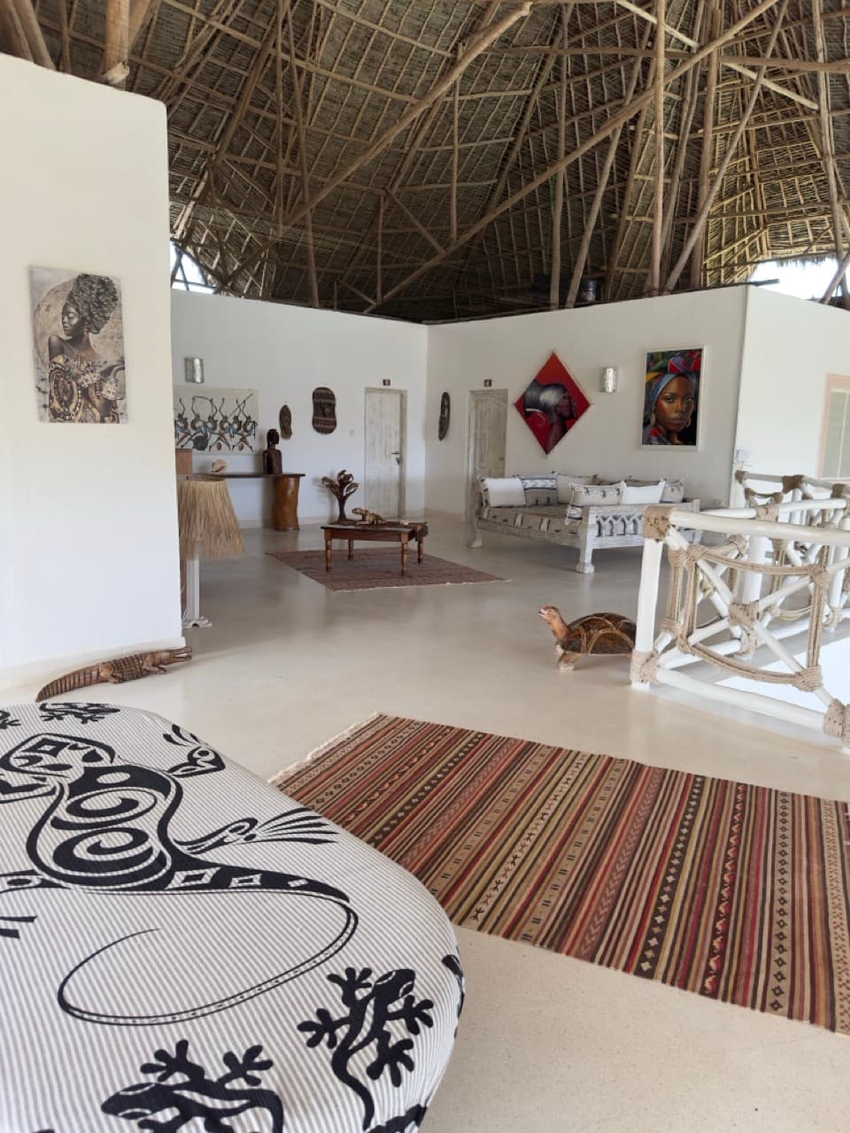 Upstairs rooms corridor with Swahili art, Villa Chris House Watamu
