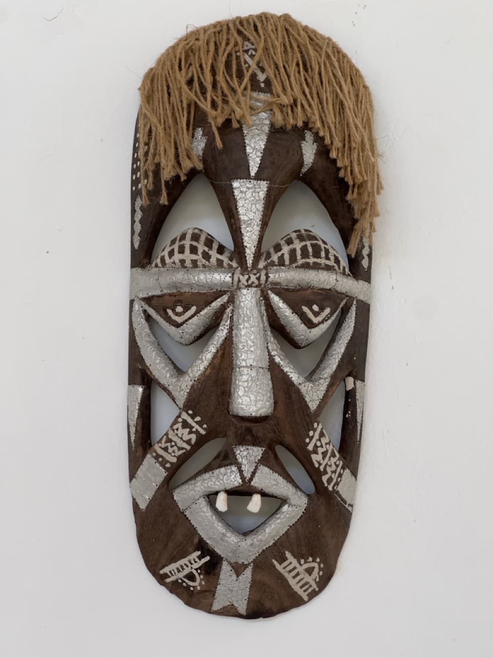 Decorative African craft mask, Villa Chris House Watamu