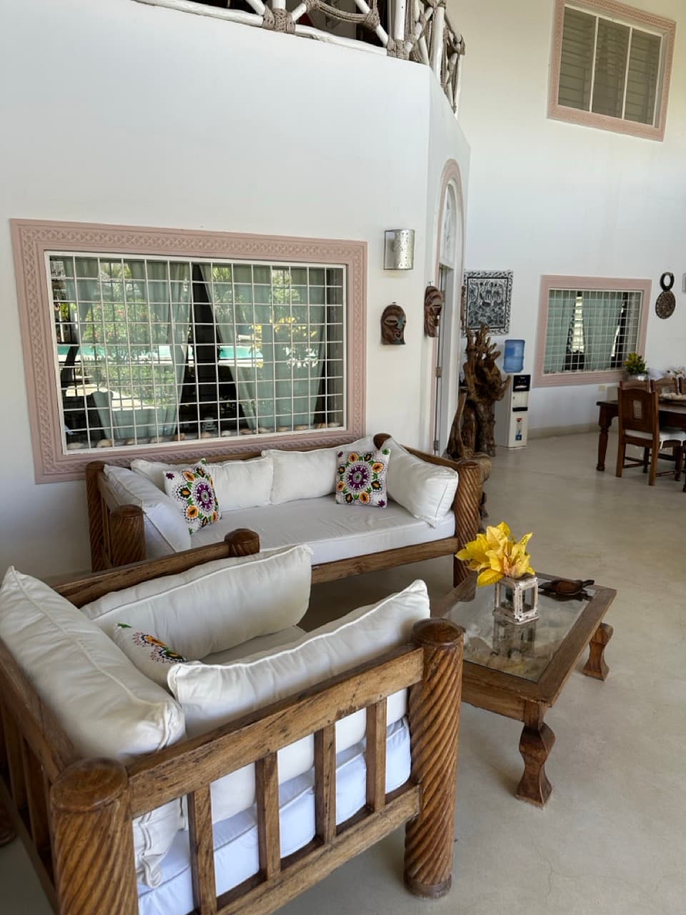 Lounge with wooden sofas and Swahili furnishings at the private villa in Watamu