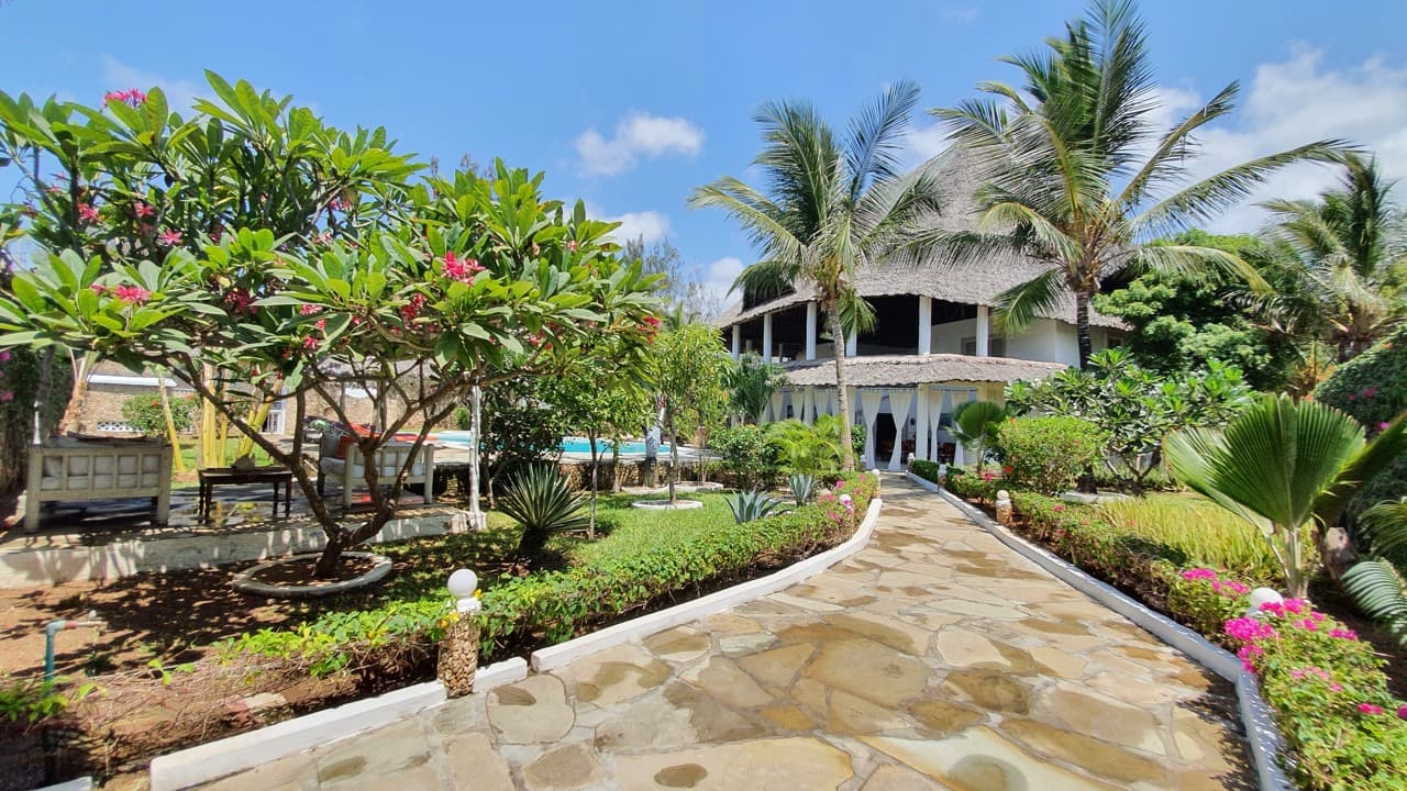 A private villa with pool in the heart of Watamu, Kenya: five cosy rooms, a 1,000 sqm tropical garden and the ocean breeze accompanying every day.