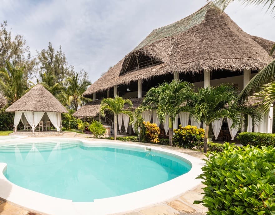 Private pool with sun loungers, Villa Chris House Watamu
